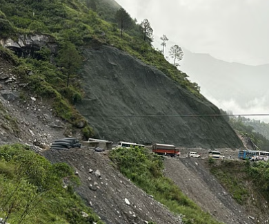उत्तराखंड में भारी बारिश का कहर: केदारनाथ यात्रा रोकी गई, 50 सड़कें बंद