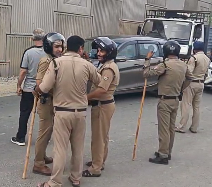 कांवड़ यात्रा: मामूली टक्कर पर भड़के शिवभक्त, कार में तोड़फोड़, तीन कांवड़िए हिरासत में