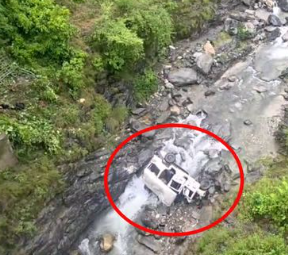 पिथौरागढ़ में मैक्स खाई में गिरी, दो सगी बहनों समेत आठ की मौत