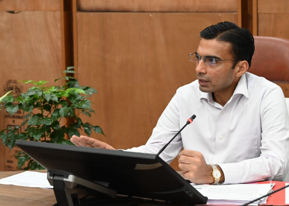 बुजुर्ग दंपति को मिला न्याय: डीएम ने तीन दिन में गिफ्ट डीड रद्द कर संपत्ति वापस दिलाई