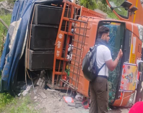 उत्तराखंड में भीषण सड़क हादसा, कांवड़ यात्रियों से भरा ट्रक पलटा, 5 घायल