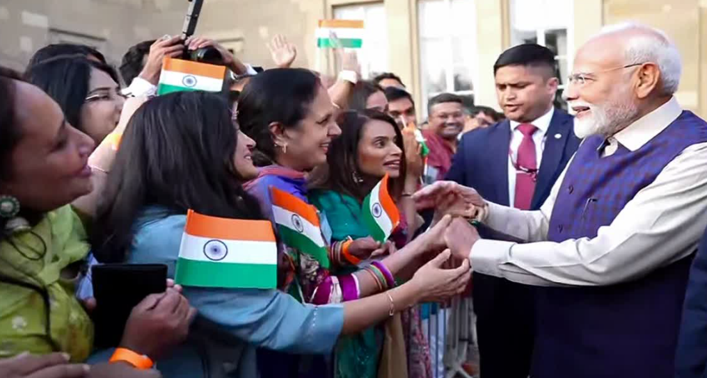 पीएम मोदी ब्रिटेन पहुंचे, भारतीय समुदाय ने किया जोरदार स्वागत, कीर स्टारमर के साथ करेंगे महत्वपूर्ण व्यापार समझौता