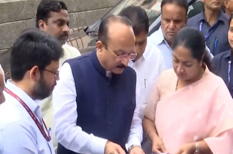 नई दिल्ली : सुल्तानपुरी डीडीए फ्लैट्स की जर्जर स्थिति पर सीएम रेखा गुप्ता का निरीक्षण, पूर्व सरकार पर लगाए गंभीर आरोप