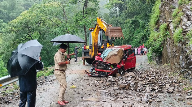 Rishikesh:नीलकंठ मार्ग पर पहाड़ी से कार के ऊपर गिरा भारी पत्थर, बाल-बाल बचे यात्री