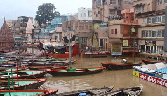 वाराणसी: गंगा खतरे के निशान से 57 सेमी ऊपर, पहली बार नमो घाट बंद