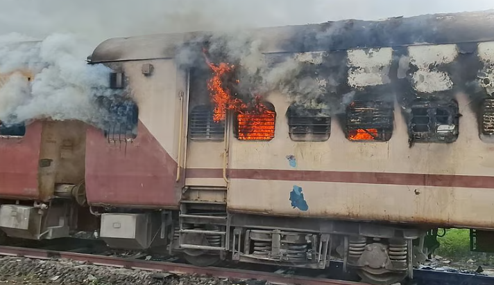 महाराष्ट्र:हिंगोली रेलवे स्टेशन पर ट्रेन डिब्बे में लगी आग