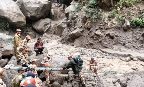 Cloud Brust धराली : चीन सीमा से पोकलैंड मशीनें एयरलिफ्ट, पहाड़ काटकर नया रास्ता बनाने की जद्दोजहद