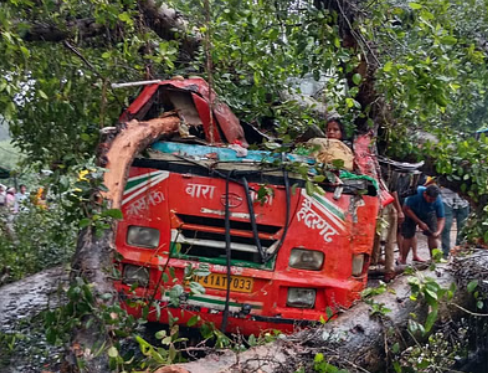 Barabanki: बारिश में गिरे पेड़ से रोडवेज बस हादसा, पांच की मौत