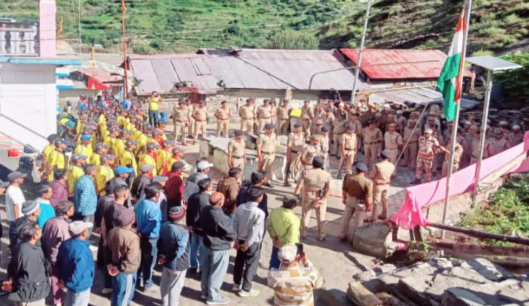 उत्तरकाशी: आपदा की मार के बीच भी धराली में मनाया गया 79वां स्वतंत्रता दिवस, शहीदों को दी श्रद्धांजलि