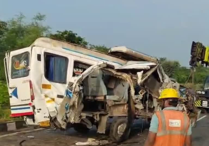 मध्य प्रदेश : शिवपुरी में भीषण सड़क हादसा,गुजराती संगीतकार समूह की ट्रक से टक्कर, 4 की मौत