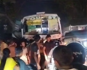 दिल्ली-हरिद्वार हाईवे पर भीषण हादसा: बस-ट्रैक्टर की टक्कर में पांच घायल