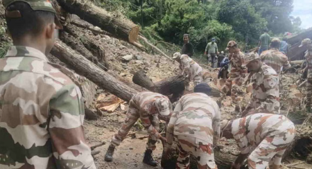 Cloud Brustथराली : बीआरओ  की टीम ने खोली सड़क, मुख्यमंत्री धामी ने की स्थिति की समीक्षा