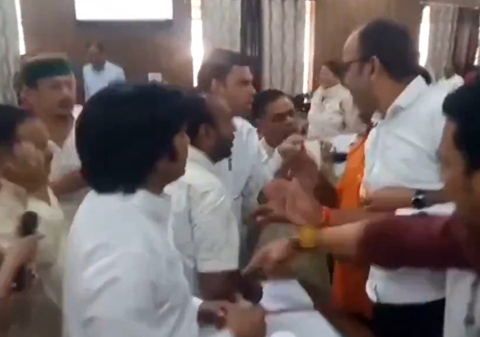 देहरादून नगर निगम बोर्ड में भाजपा-कांग्रेस पार्षदों के बीच विवाद