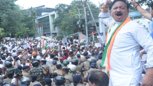 कांग्रेस राजभवन कूच: बैरिकेडिंग पर चढ़े नेता, 150 कार्यकर्ता हिरासत में