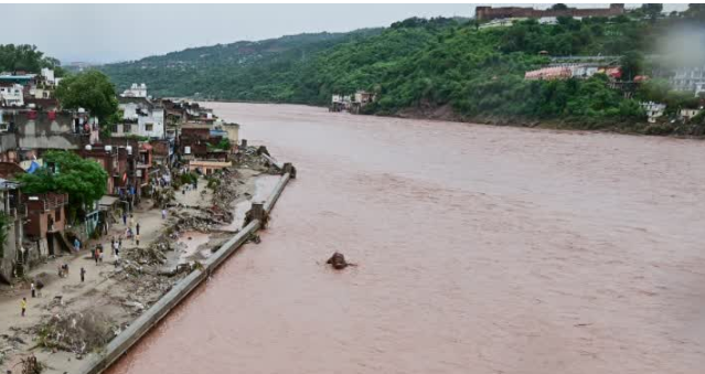 वैष्णो देवी भूस्खलन और रिकॉर्ड बारिश से तबाही, अब तक 39 की मौत, जम्मू-श्रीनगर हाईवे बंद