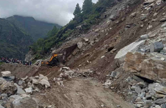 Chamoli :बदरीनाथ हाईवे पर भारी मलबा, तीर्थयात्री फंसे