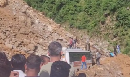 कर्णप्रयाग: सिमली-ग्वालदम हाईवे पर बस मलबे में फंसी, यातायात ठप