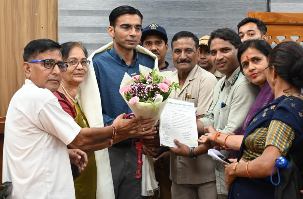 डीएम सविन बंसल को उत्तराखंड भूकानून अभियान द्वारा सम्मानित