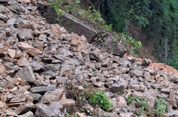 टिहरी गढ़वाल में पहाड़ी से गिरे बोल्डरों से युवक की मौत, पौड़ी में ढहा पुस्ता