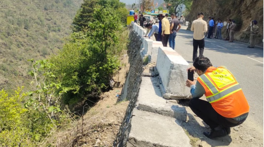 टिहरी सड़क हादसा: जांच टीम ने किया घटनास्थल का निरीक्षण, प्रारंभिक जांच में सामने आई ये वजह.