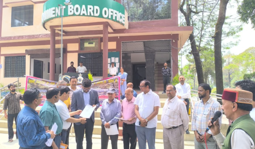 कोटद्वार: लैंसडौन का नाम बदलने के विरोध में बाजार बंद, सड़कों पर उतरे लोग.