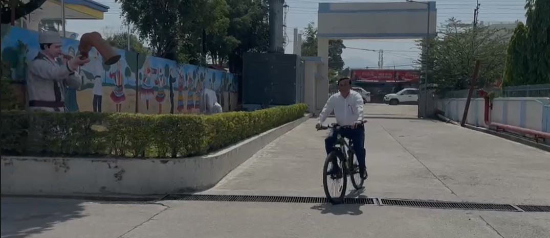 जब अफसर खुद बने मिसाल : साइकिल से दफ्तर पहुंचे बंशीधर तिवारी