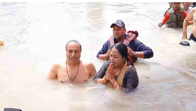 हरकी पैड़ी पहुंचीं दिल्ली की मुख्यमंत्री रेखा गुप्ता, पति संग लगाई गंगा में आस्था की डुबकी