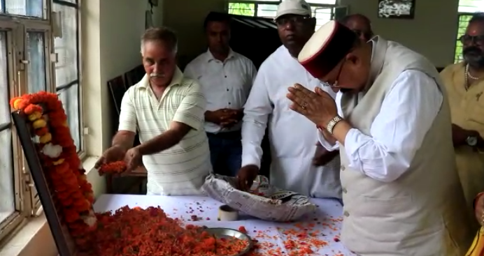 रायपुर तिराह पहुँचे महाराज, पं. महावीर शर्मा को दी श्रद्धांजलि