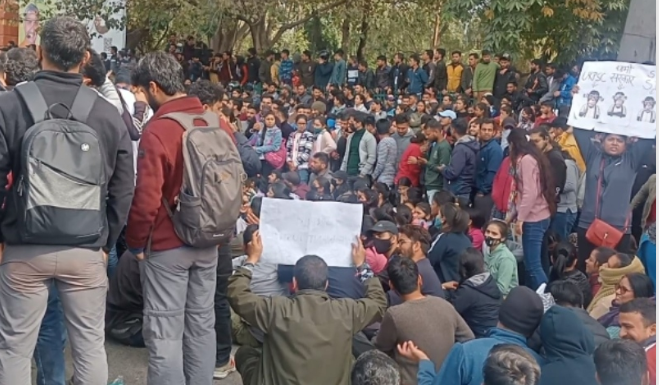 आंदोलित बेरोजगारों का मुख्य सड़क पर धरना, जाम से जनता हलकान, पुलिस-प्रशासन के हाथ पांव फूले