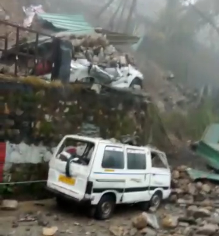 मसूरी में बारिश का कहर, पहाड़ गिरने से कई गाड़िया दबी,क्षेत्र में मचा हड़कंप