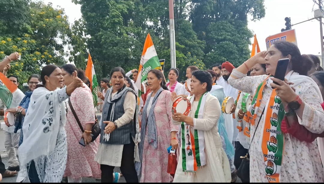कांग्रेस की महिला मोर्चा ने सीएम आवास का किया घेराव