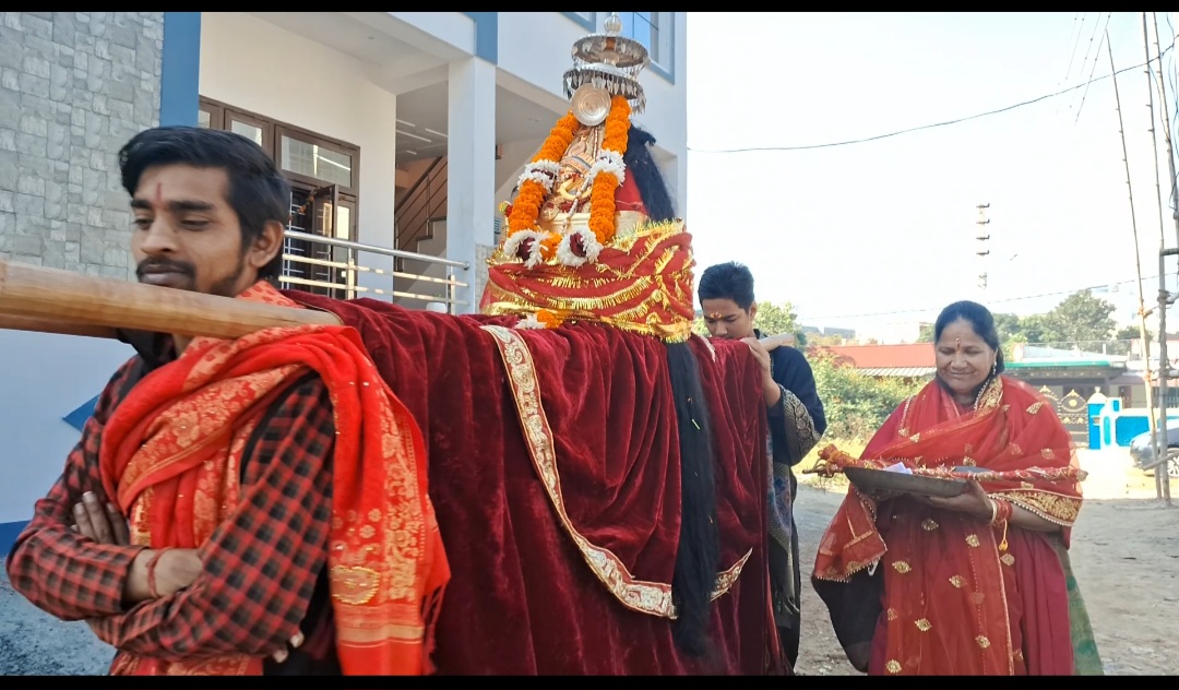 मां राज-राजेश्वरी की डोली के दर्शन कर भावुक हुए श्रद्धालु