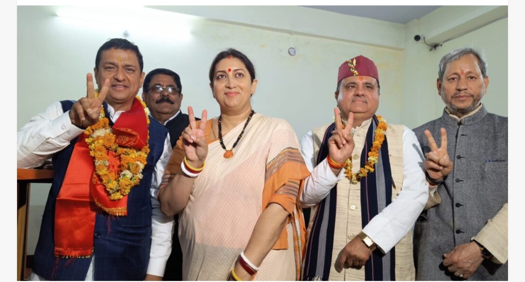 बीजेपी प्रत्याशी अनिल बलूनी ने किया नामांकन, केंद्रीय मंत्री स्मृति ईरानी भी पहुंचीं पौड़ी