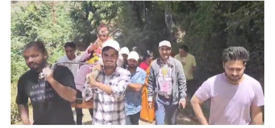 कुछ यूँ भी मनाया गया लोकतंत्र का पर्व ! डोली में बैठकर 97 वर्षीय वयोवृद्ध ने किया मताधिकार का प्रयोग