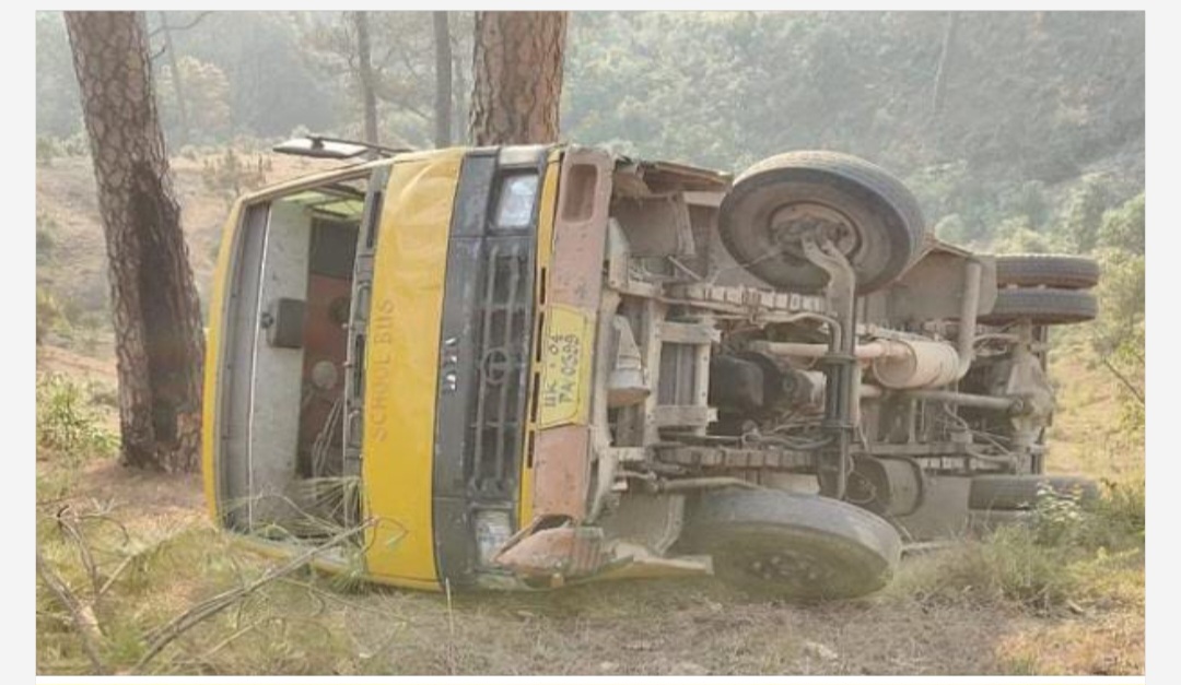 सुबह-सुबह खाई में पलटी स्कूल बस, दो बच्चे घायल