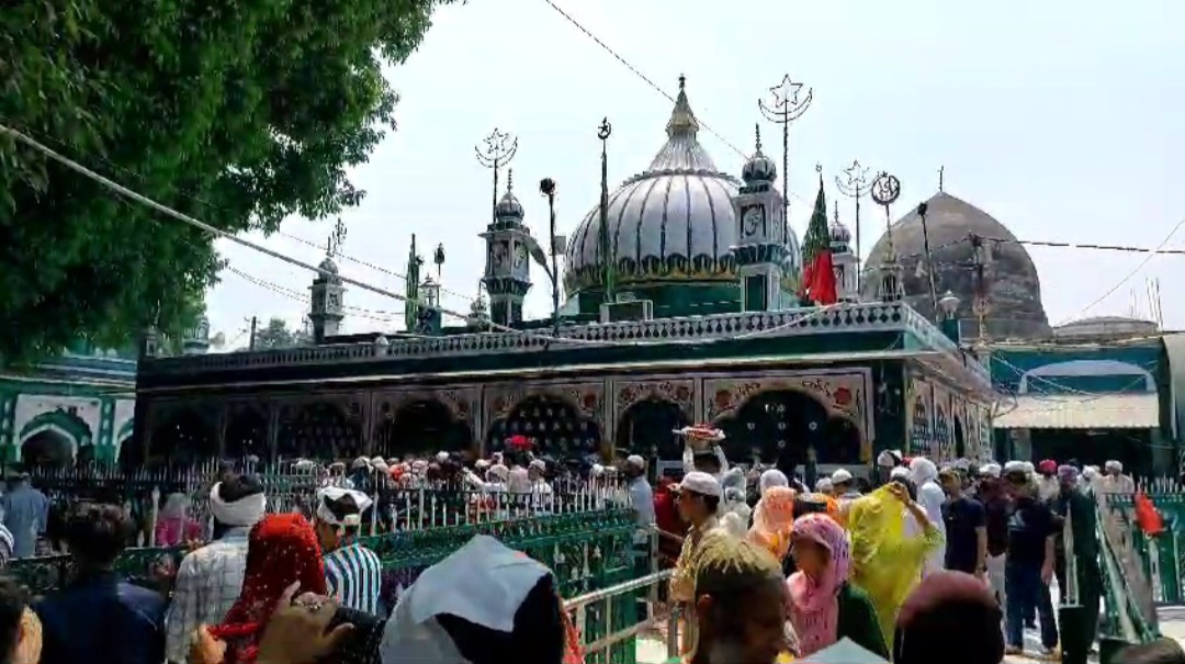 विश्व प्रसिद्ध साबिर साहब की दरगाह पर चादर पेश कर शादाब शम्स ने मांगी देश में मोदी सरकार बनने की दुआ