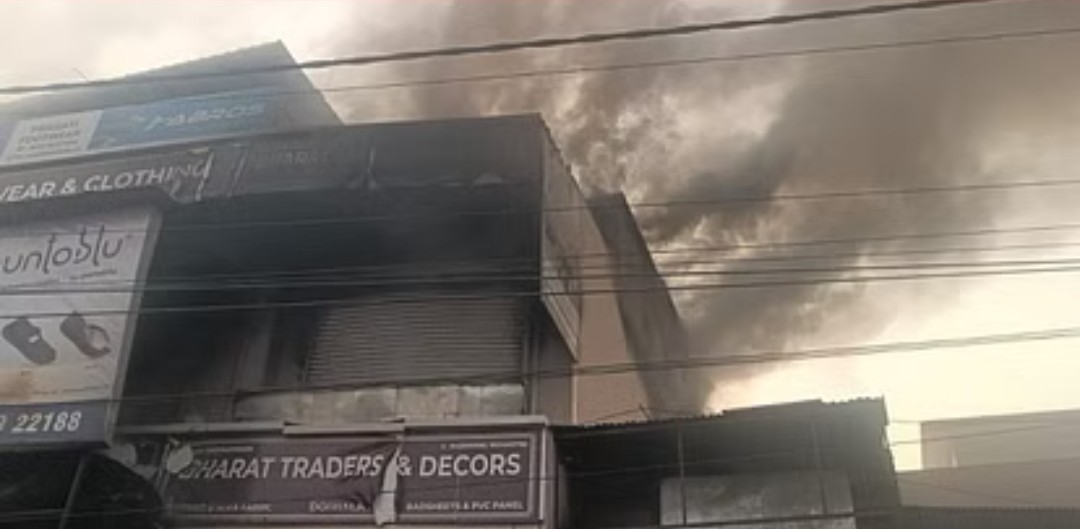 पर्दे की दुकान में लगी भीषण आग, चपेट में शूज स्टोर भी आया, कड़ी मशक्कत के बाद पाया जा सका काबू