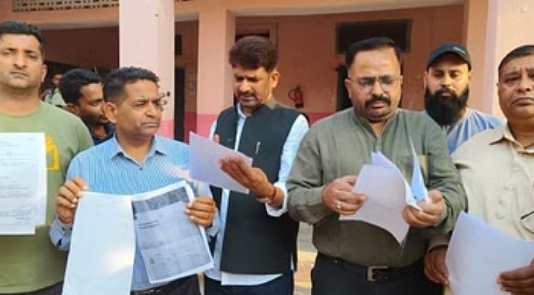 यूपी के लोगों के फर्जी वोट बनवाने की कोशिश पर हंगामा