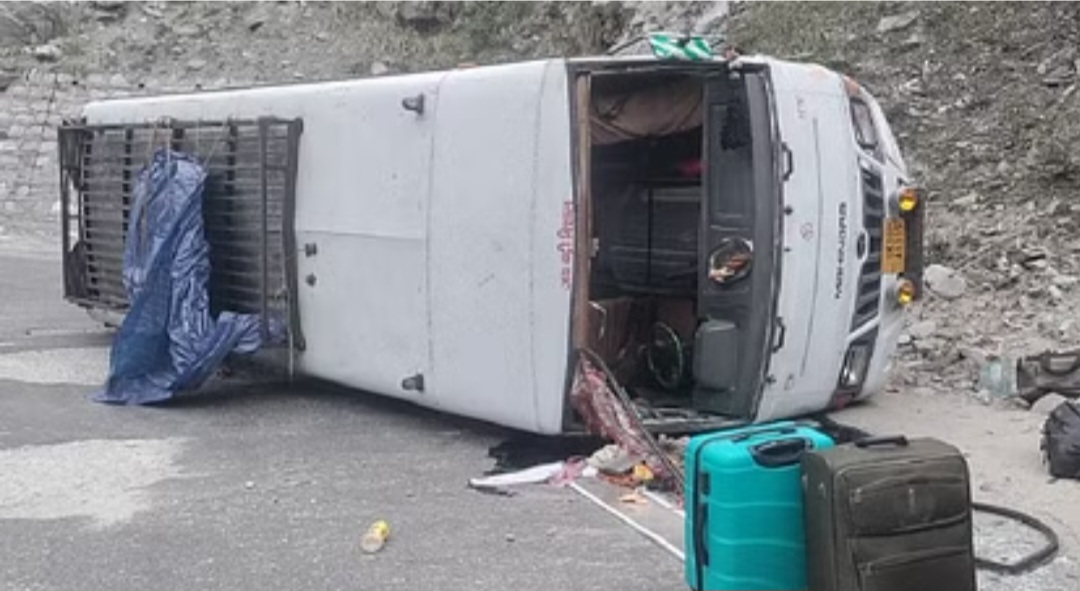 Dehradun: अनियंत्रित होकर पलटी बस, 24 यात्री थे सवार, एक घायल; बद्रीनाथ से दर्शन कर आते वक्त हुआ हादसा