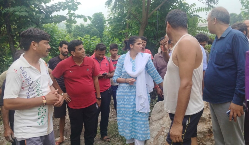 जिलाधिकारी सोनिका ने मालदेवता, सेरकी गांव तथा सिरलवालगढ में अतिवृष्टि से हुई क्षति का लिया जायजा