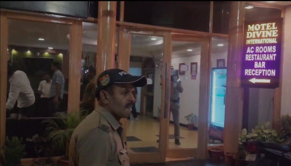 नामी होटल में रेव पार्टी का भंडाफोड़, नशे में धुत मिले कई छात्र-छात्राएं , होटल का लाइसेंस रद्द करने की तैयारी