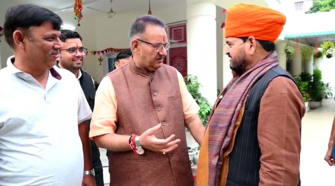 कैबिनेट मंत्री गणेश जोशी ने अपने आवास पर पूर्व सांसद बृजभूषण शरण सिंह का किया स्वागत