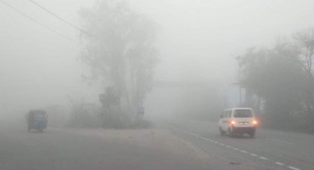 Uttarakhand Weather Update: पहाड़ों में पाला और मैदानों में कोहरा बढ़ाएगा ठंड, अभी नहीं दिख रहे बारिश के संकेत