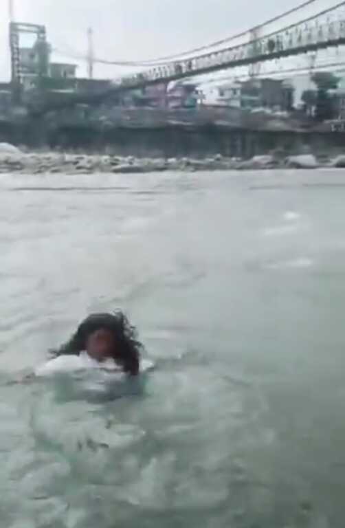 रील बनाते हुए गंगा में बही युवती, सोशल मीडिया पर वायरल हुआ हादसे का वीडियो