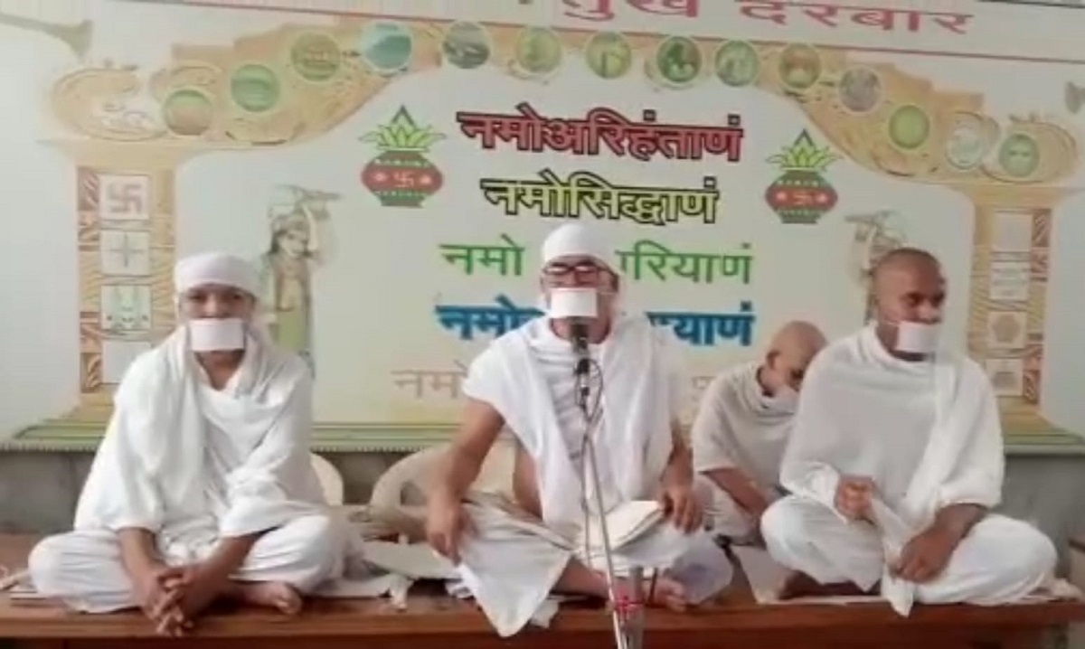 श्री प्रेम सुख धाम में जैन स्थानकवासी संघ के लोकमान्य जैन संत गुरुदेव श्री अनुपम मुनि जी महाराज पर्यूषण  पर्व पर पर्वचन करते हुए .