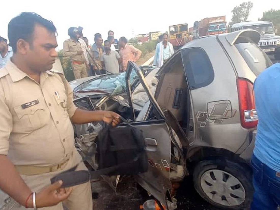 उत्तराखंड: श्रीनगर में कार का टायर फटने से अनियंत्रित होकर सामने आ रही मैक्स से टकराई, लोग हुए जख्मी.
