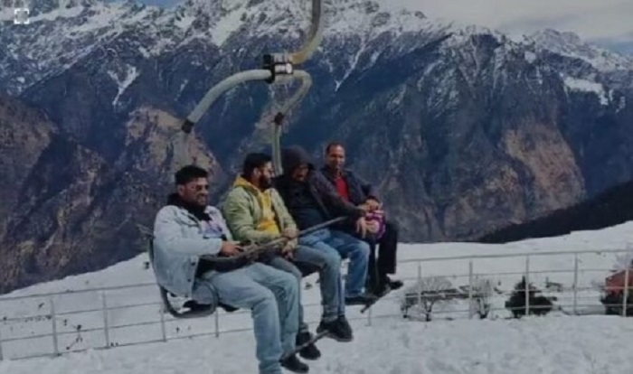 यहाँ चियर लिफ्ट में आई तकनीकी खराबी,,,,पर्यटकों में मचा हड़कंप...पढ़िए एक क्लिक में...