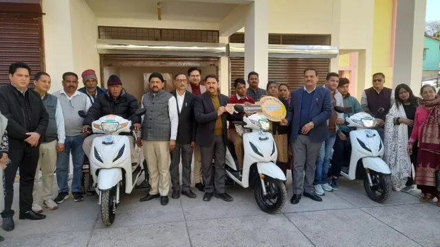 विधायक निधि से तीन दिव्यांगजनों को 3.54 लाख की स्कूटियां,
