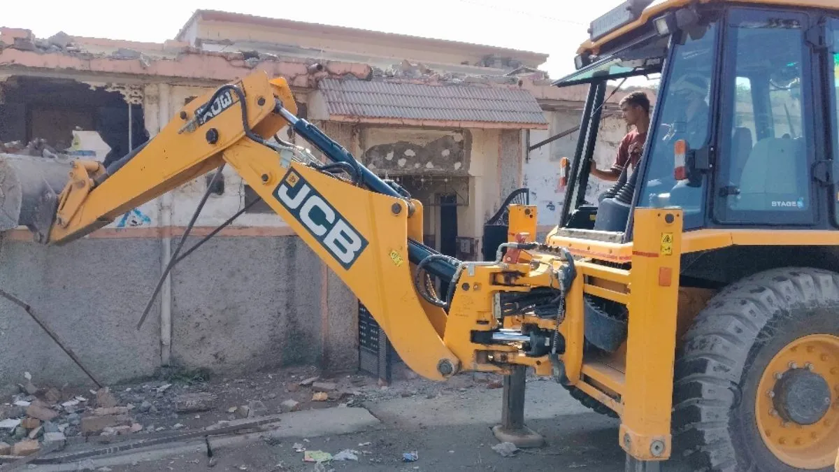 डाकपत्थर, कुंजा, कुल्हाल और ढकरानी में प्रशासन की बड़ी कार्रवाई, 46 अवैध निर्माणों पर चला बुलडोजर