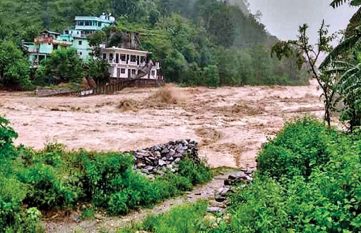 उत्तराखंड:टिहरी और रुद्रप्रयाग में फटा बादल, थार्ती,भटवाड़ा गांव के नेलचामी गाड़ में भारी मलबा आने से ग्रामीणों की सिंचित भूमि को भारी नुकसान.